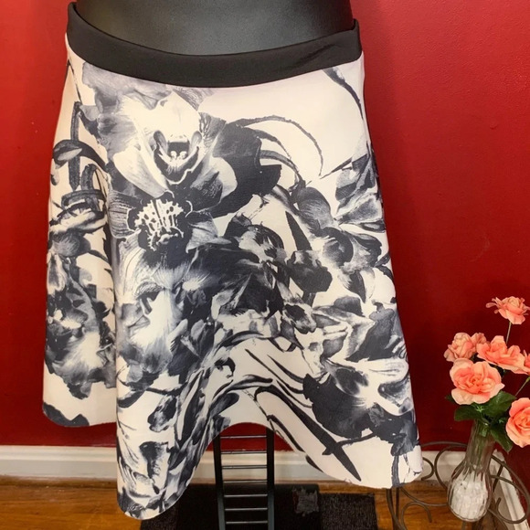 Miin abstract flower print scuba skirt Size M - Picture 2 of 4